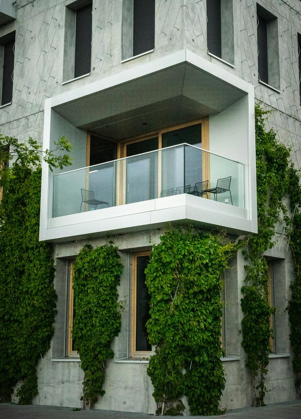 Eco-Modern Family Residence